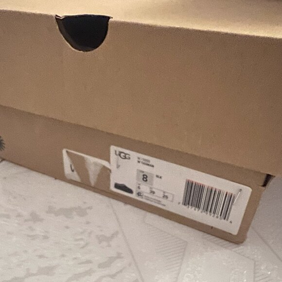 UGG Women's Tasman Slipper, size 8 - Picture 6 of 6